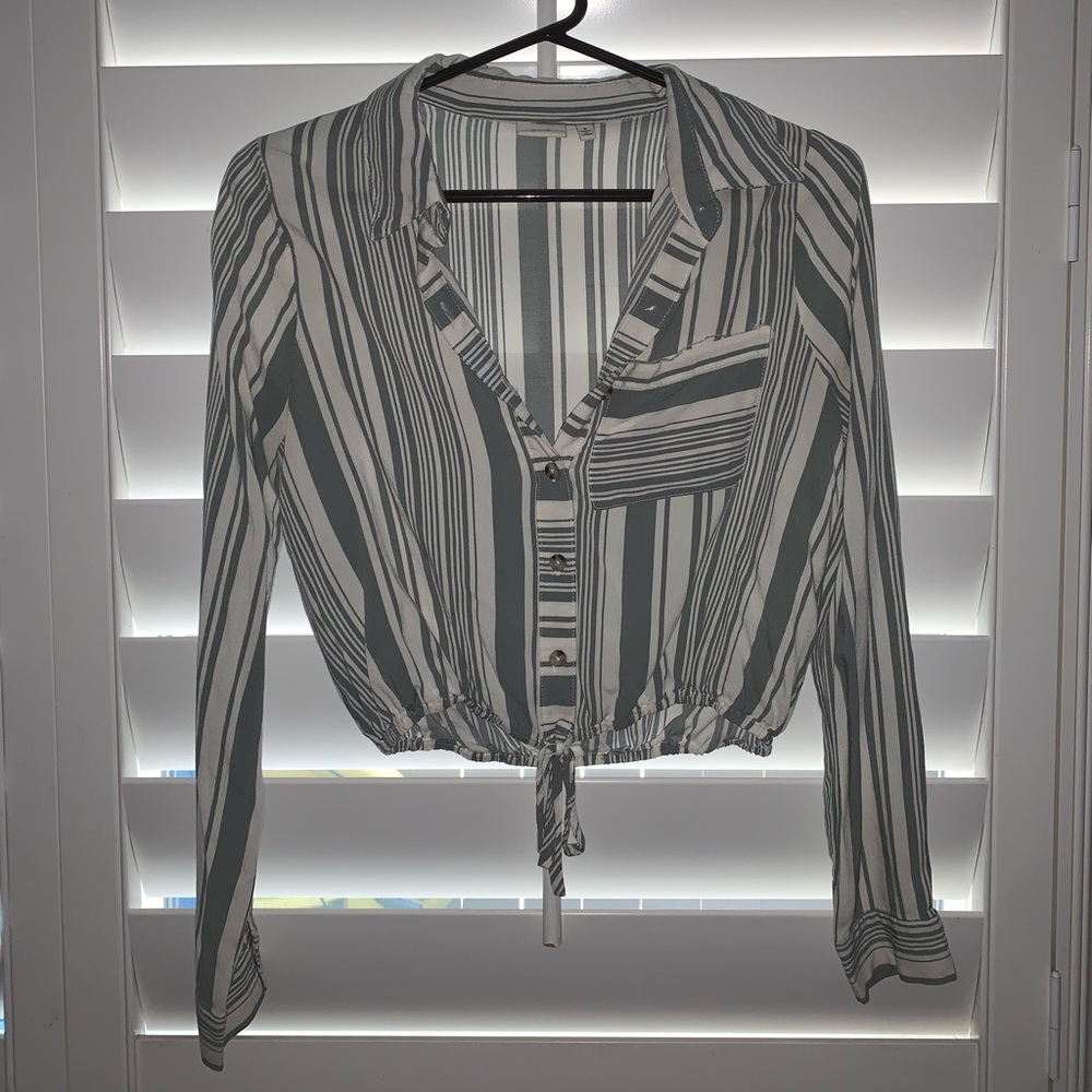 Size Small Casual Green/White Crop Shirt